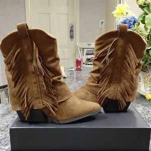 "Jellypop" Unisex, Sz.7, Tan Fringe Heeled Boots. Faux Suede. Full-Zip, 3in heel